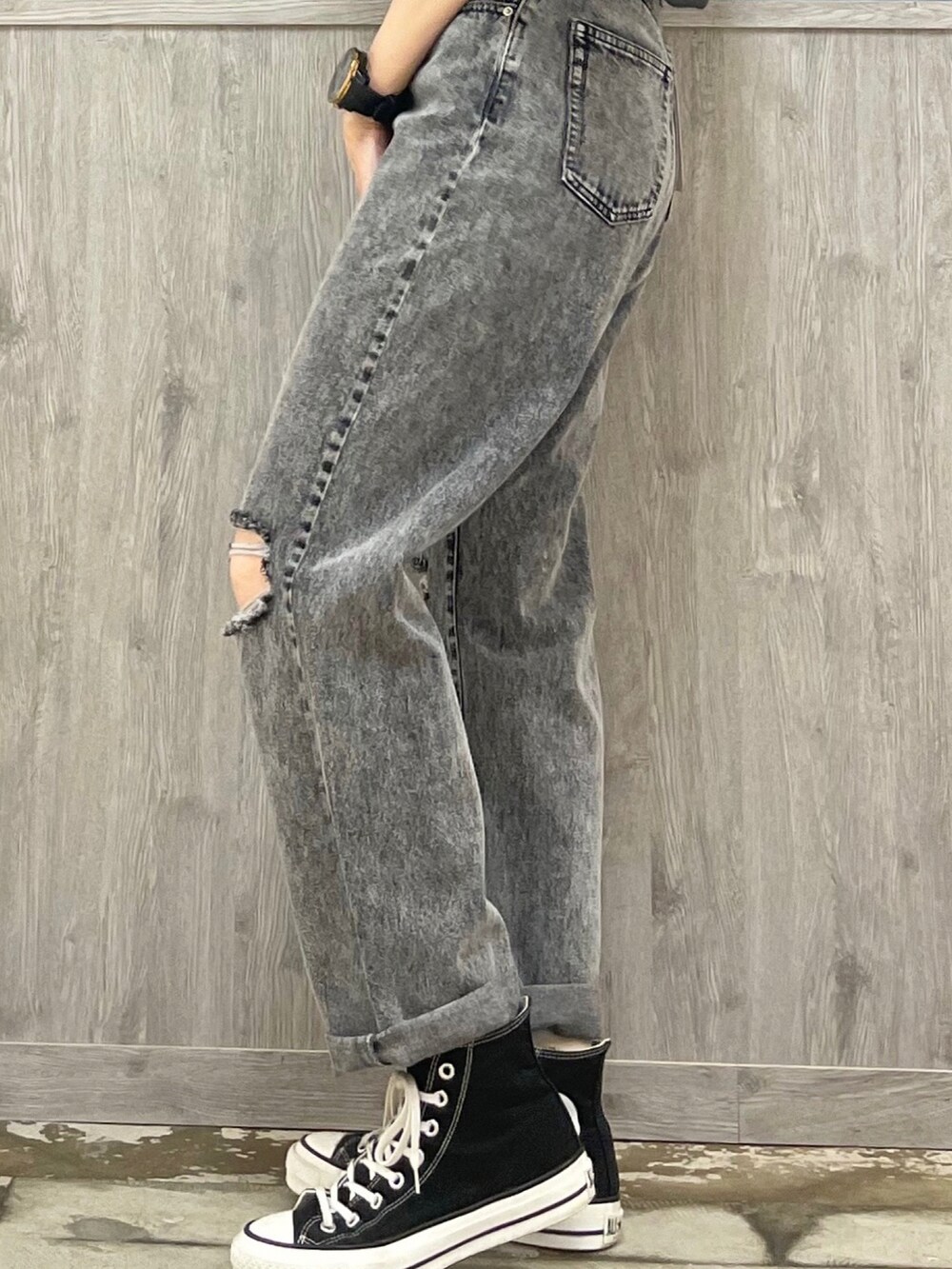 グレー系のTシャツ/カットソー、ブラック系のデニムパンツ、ブラック系のスニーカーを着用したレディースの夏コーディネートの5枚目の写真