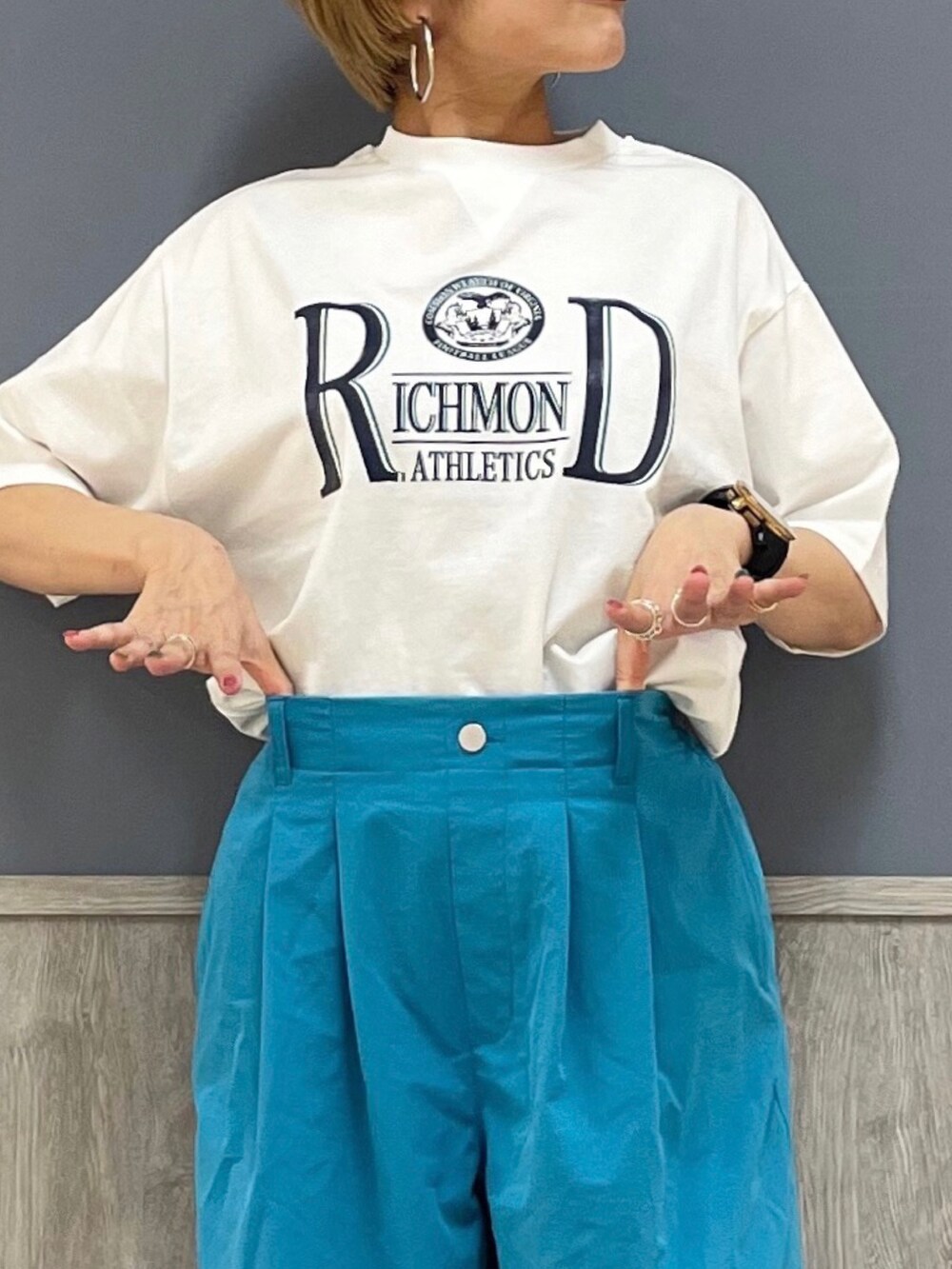 ホワイト系のTシャツ/カットソー、ブルー系のその他パンツ、ブラック系のトートバッグを着用したレディースの夏コーディネートの2枚目の写真