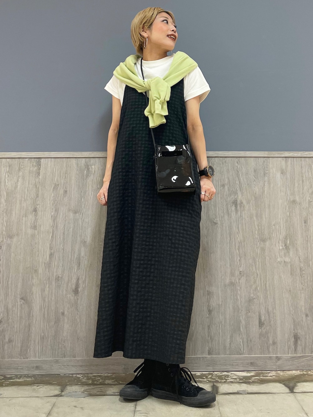 グリーン系のカーディガン/ボレロ、ブラック系のシャツワンピース、ブラック系のショルダーバッグを着用したレディースの春コーディネートの5枚目の写真