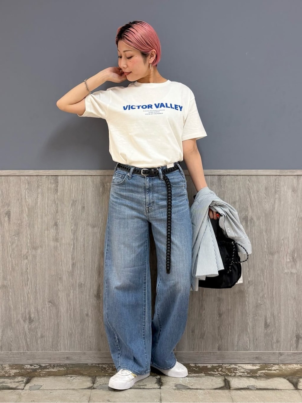 ホワイト系のシャツ/ブラウス、ホワイト系のTシャツ/カットソー、ブルー系のデニムパンツを着用したレディースの春コーディネートの3枚目の写真