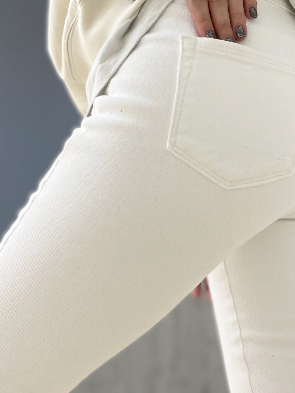 ホワイト系のその他パンツ、ホワイト系のパーカー、ホワイト系のTシャツ/カットソーを着用したレディースの冬コーディネートの5枚目の写真