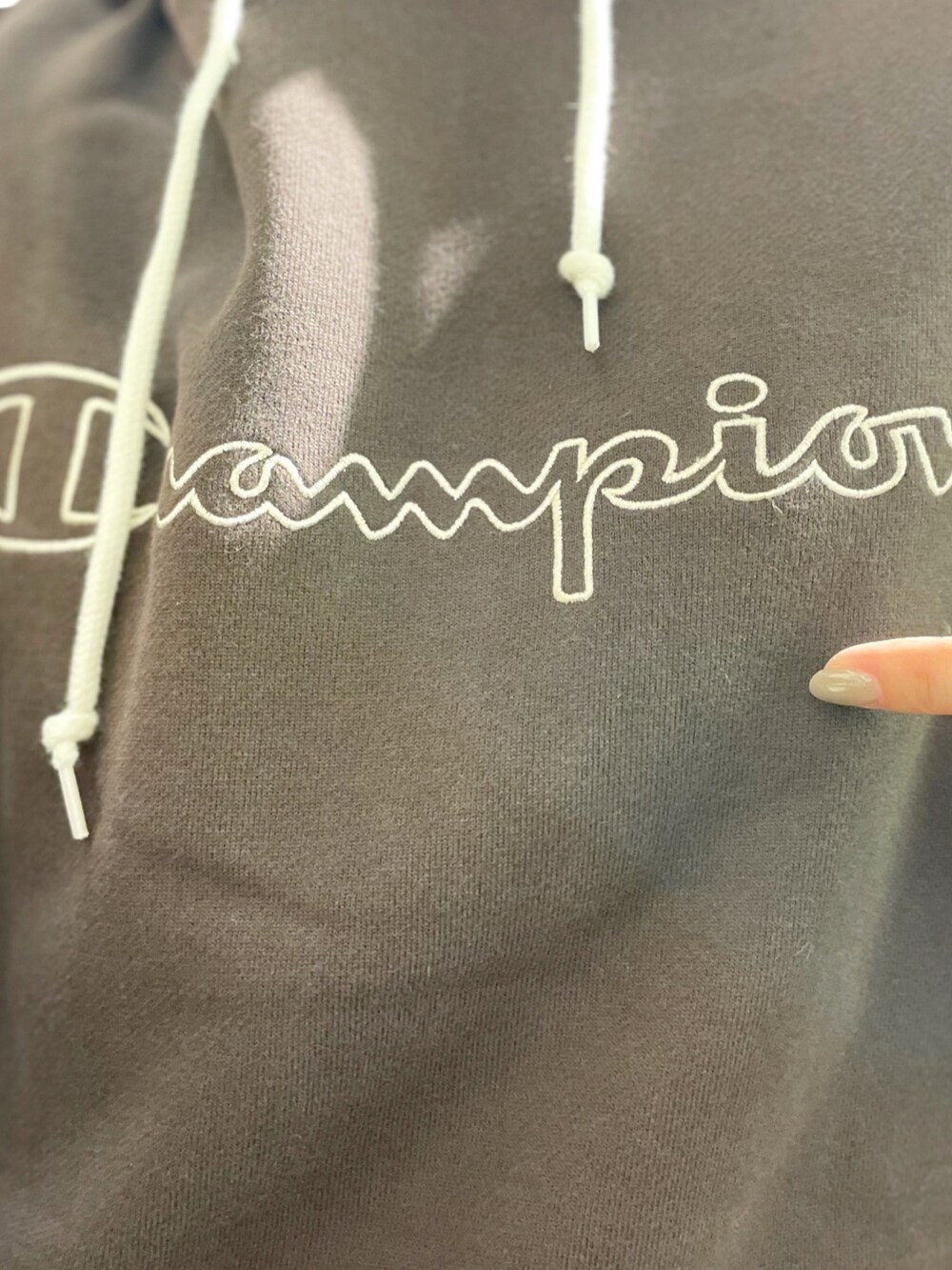 ブルー系のその他パンツ、ホワイト系のシューズ、ブラウン系のパーカーを着用したレディースの秋コーディネートの5枚目の写真