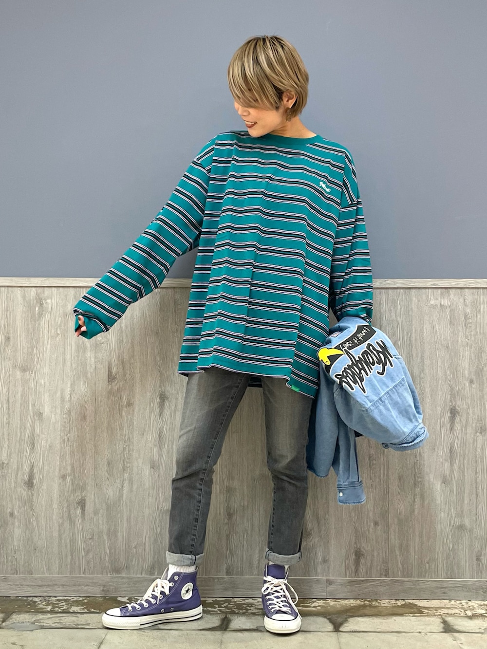 グレー系のデニムパンツ、ブルー系のシャツ/ブラウス、グリーン系のTシャツ/カットソーを着用したレディースの春コーディネートの5枚目の写真