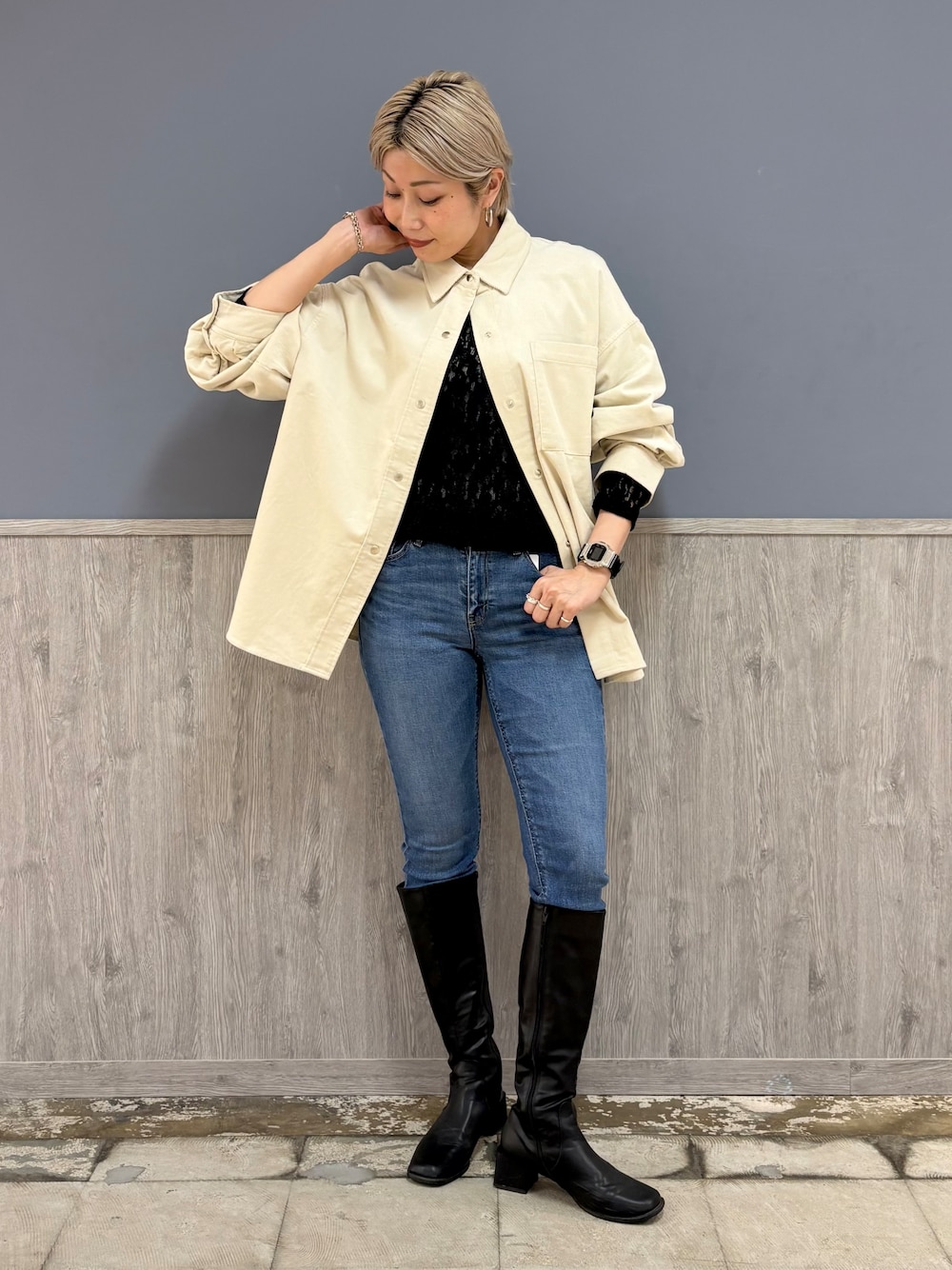 ホワイト系のシャツ/ブラウス、ブルー系のその他パンツ、ブラック系のTシャツ/カットソーを着用したレディースの秋コーディネートの3枚目の写真