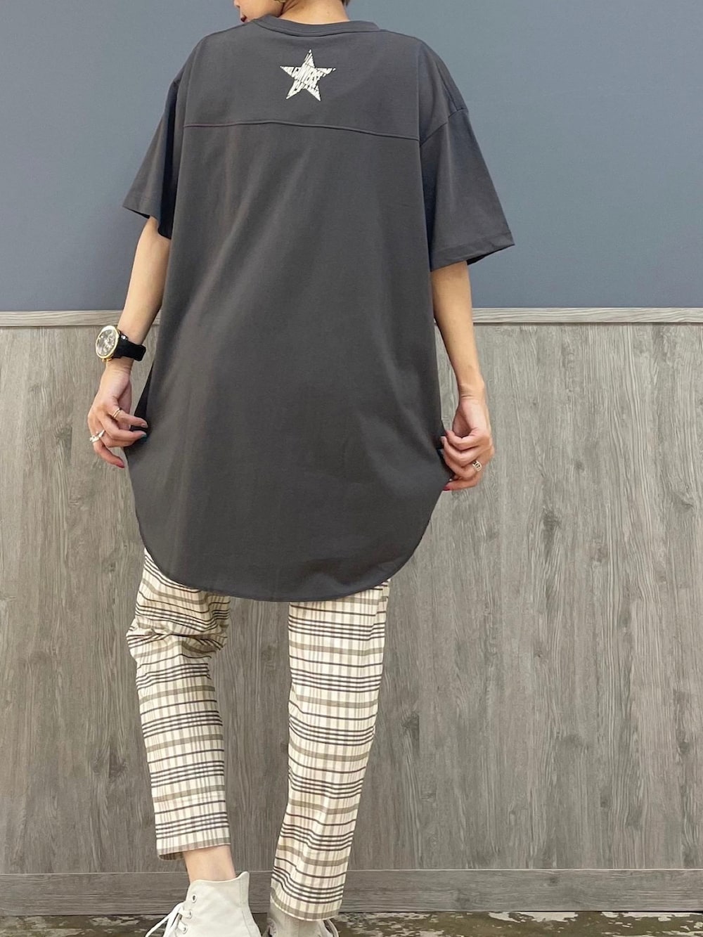 グレー系のトップス、ホワイト系のスラックス、ホワイト系のショルダーバッグを着用したレディースの夏コーディネートの5枚目の写真