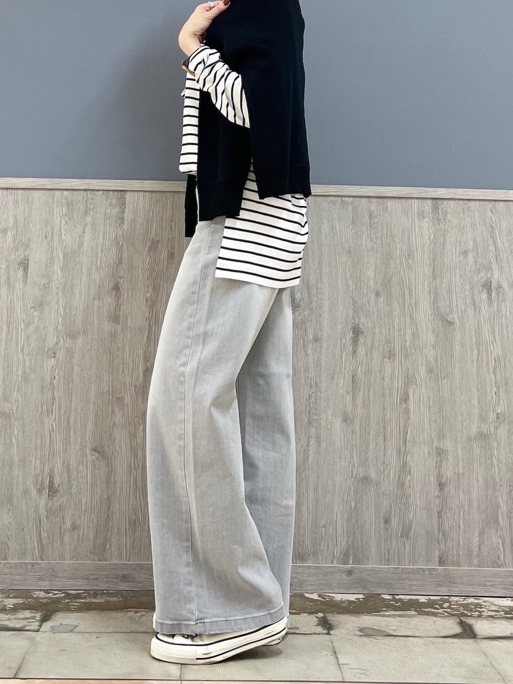 グレー系のデニムパンツ、ブラック系のカーディガン/ボレロ、ブラック系のTシャツ/カットソーを着用したレディースの春コーディネートの3枚目の写真