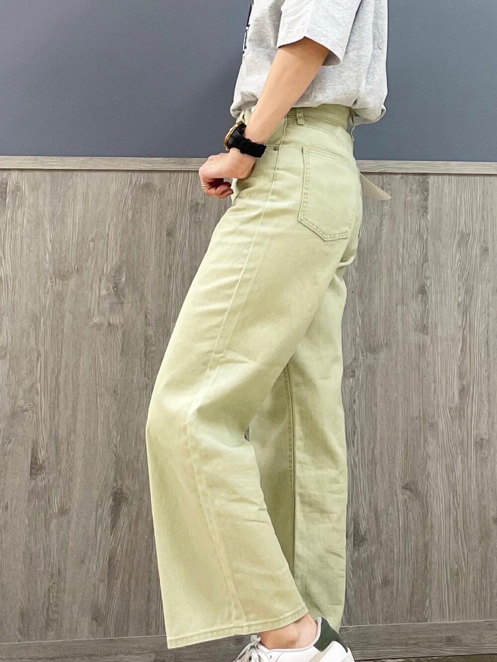 グリーン系のデニムパンツ、グレー系のTシャツ/カットソー、ブルー系のデニムジャケットを着用したレディースの春コーディネートの3枚目の写真