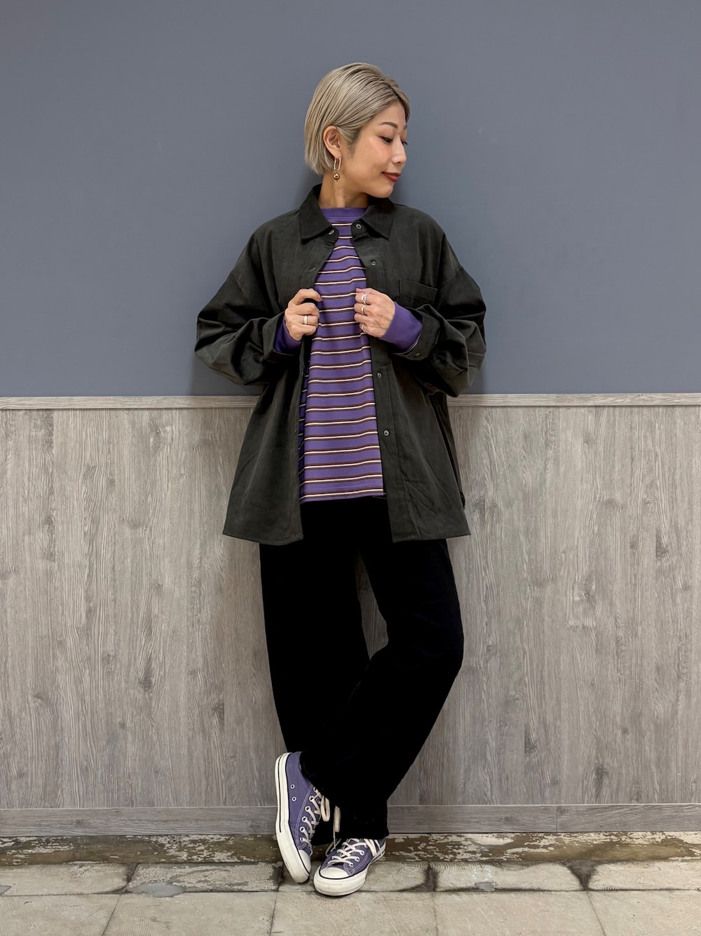 グレー系のシャツ/ブラウス、パープル系のTシャツ/カットソー、ブラック系のその他パンツを着用したレディースの秋コーディネートの5枚目の写真