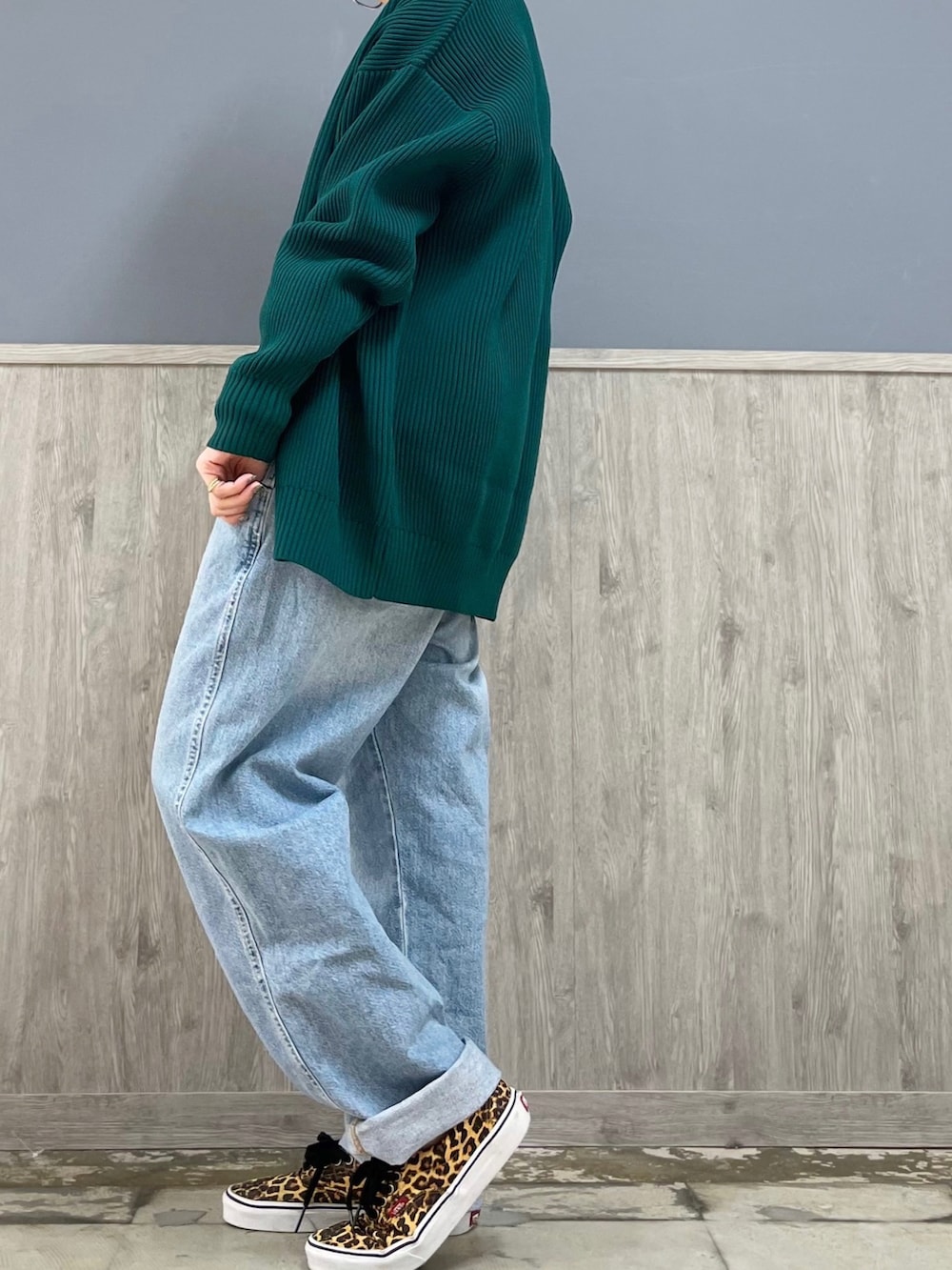 ブラウン系のトートバッグ、ブルー系のサロペット/オーバーオール、ホワイト系のTシャツ/カットソーを着用したレディースの冬コーディネートの2枚目の写真