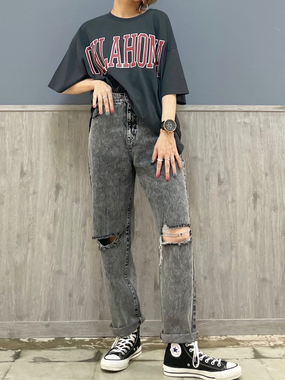 グレー系のTシャツ/カットソー、ブラック系のデニムパンツ、ブラック系のスニーカーを着用したレディースの夏コーディネートの3枚目の写真