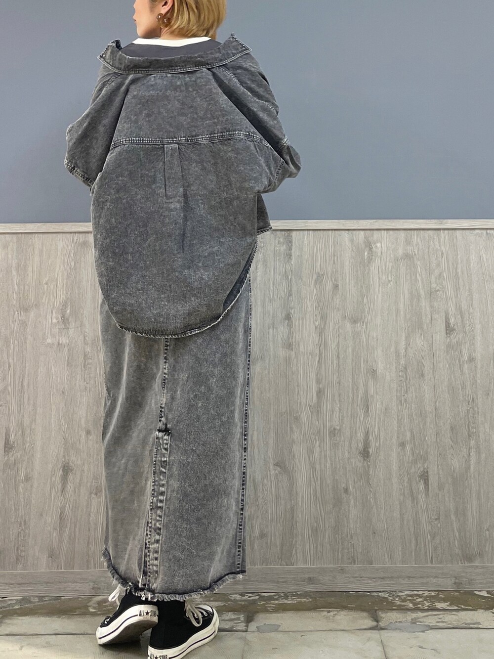 レッド系のショルダーバッグ、ブラック系のデニムスカート、グレー系のTシャツ/カットソーを着用したレディースの春コーディネートの5枚目の写真