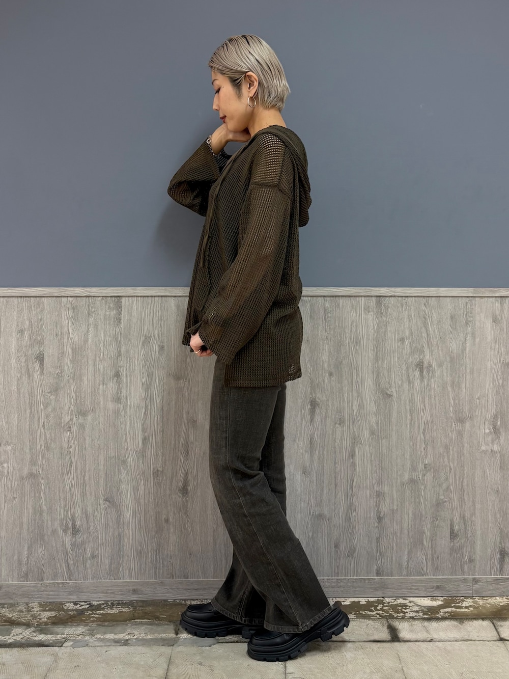 ブラウン系のTシャツ/カットソー、ブラック系のタンクトップ、ブラウン系のその他パンツを着用したレディースの秋コーディネートの4枚目の写真