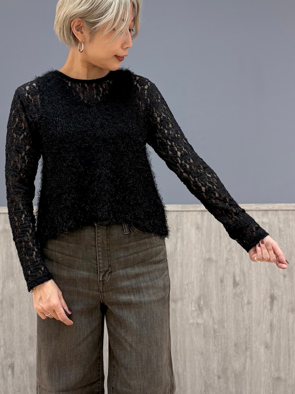 ブラック系のベスト、ブラック系のTシャツ/カットソー、ブラウン系のその他パンツを着用したレディースの秋コーディネートの2枚目の写真