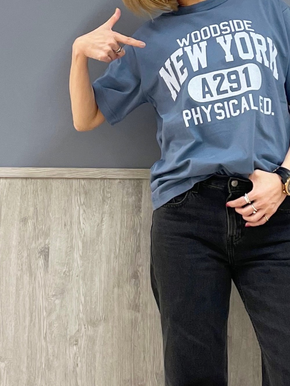 ブルー系のTシャツ/カットソー、ブルー系のシャツ/ブラウス、グレー系のデニムパンツを着用したレディースの春コーディネートの2枚目の写真