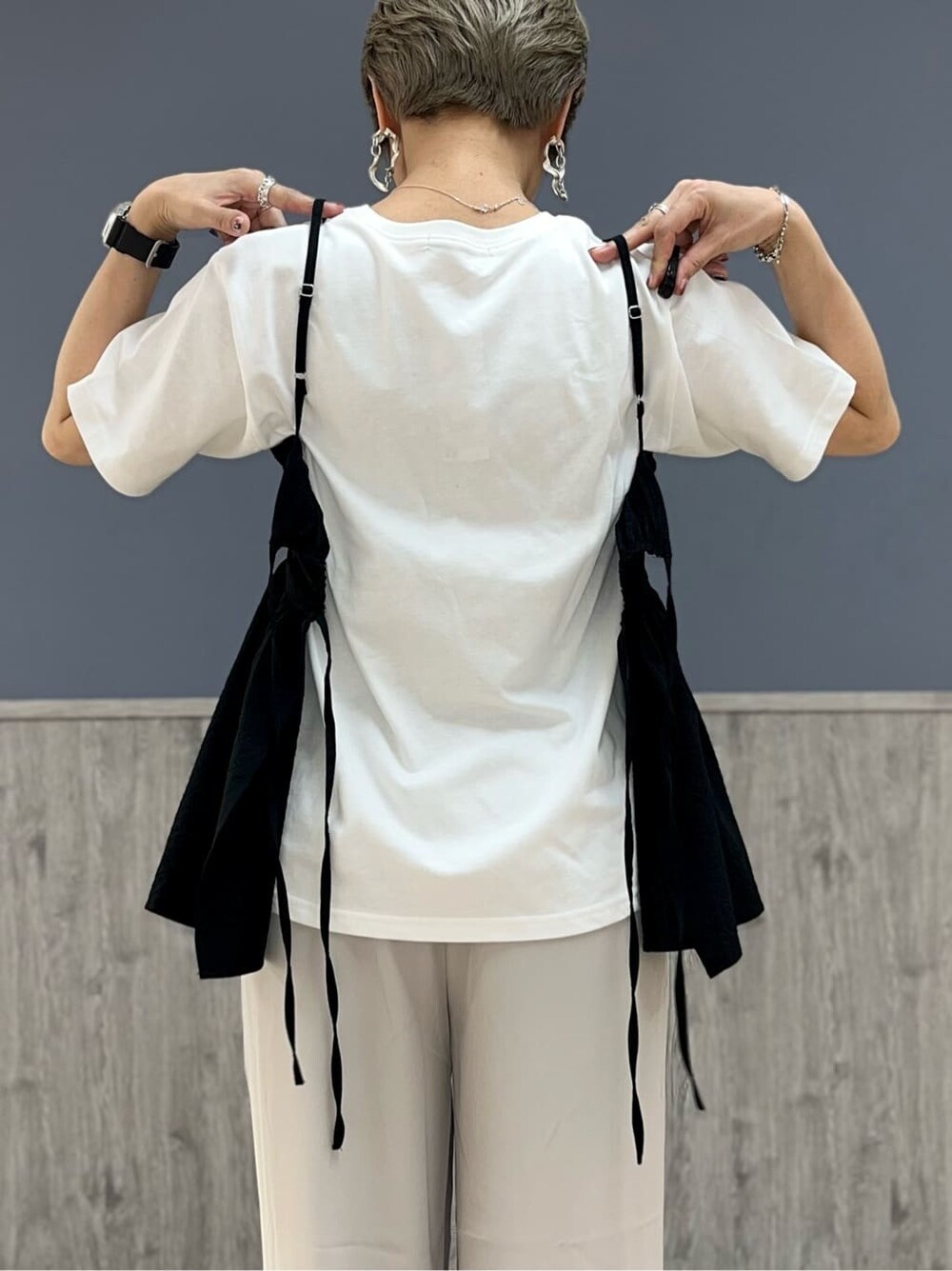 ブラック系のその他トップス、その他のTシャツ/カットソー、ベージュ系のその他パンツを着用したレディースの春コーディネートの7枚目の写真