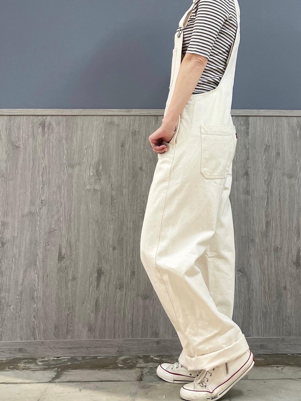 パープル系のTシャツ/カットソー、ホワイト系のサロペット/オーバーオール、ホワイト系のカーディガン/ボレロを着用したレディースの春コーディネートの2枚目の写真