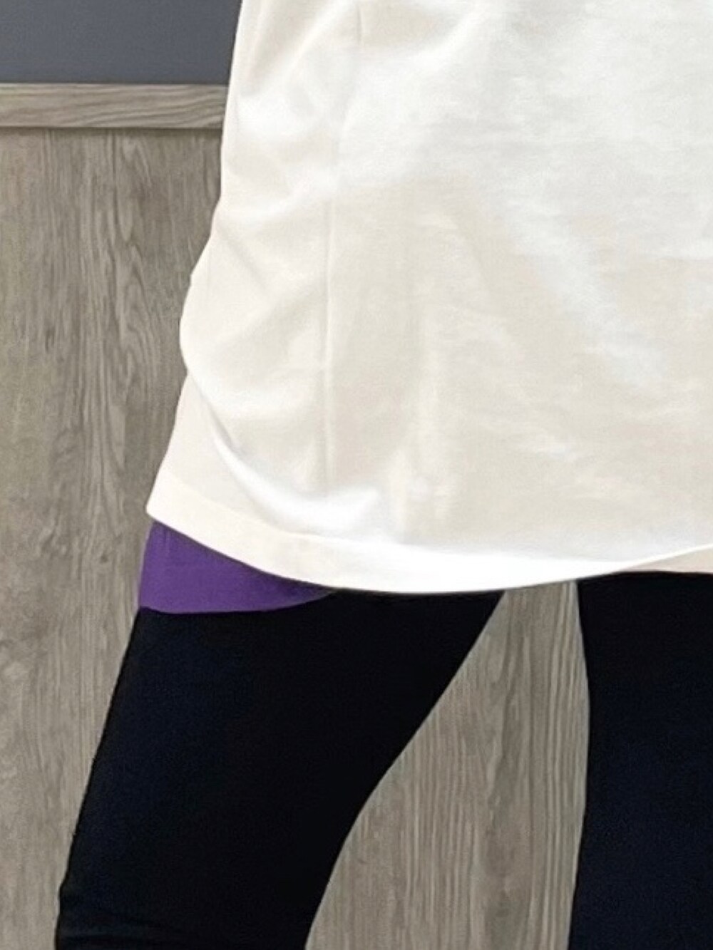 ブラック系のその他パンツ、ブラック系のショルダーバッグ、ホワイト系のTシャツ/カットソーを着用したレディースの夏コーディネートの5枚目の写真