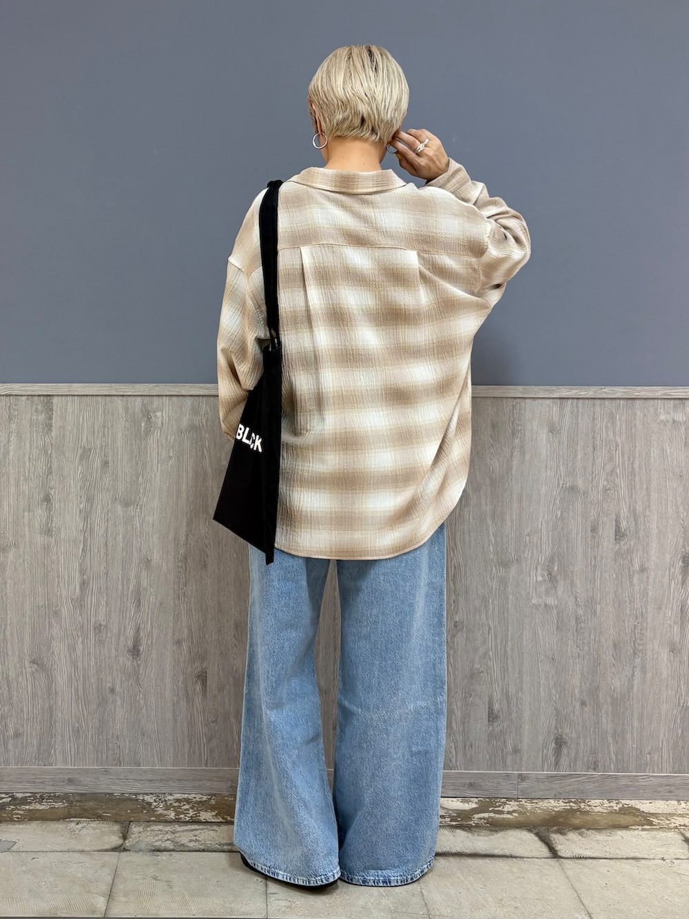 ベージュ系のシャツ/ブラウス、ブラウン系のTシャツ/カットソー、ブルー系のその他パンツを着用したレディースの夏コーディネートの5枚目の写真