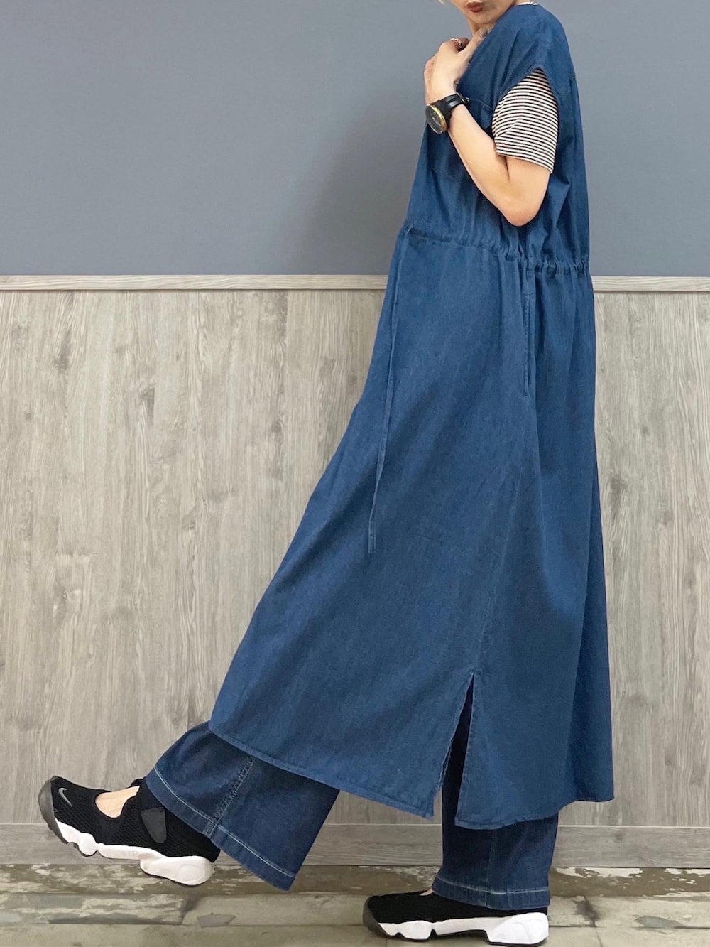 ベージュ系のショルダーバッグ、ブルー系のデニムパンツ、ブラウン系のTシャツ/カットソーを着用したレディースの夏コーディネートの5枚目の写真