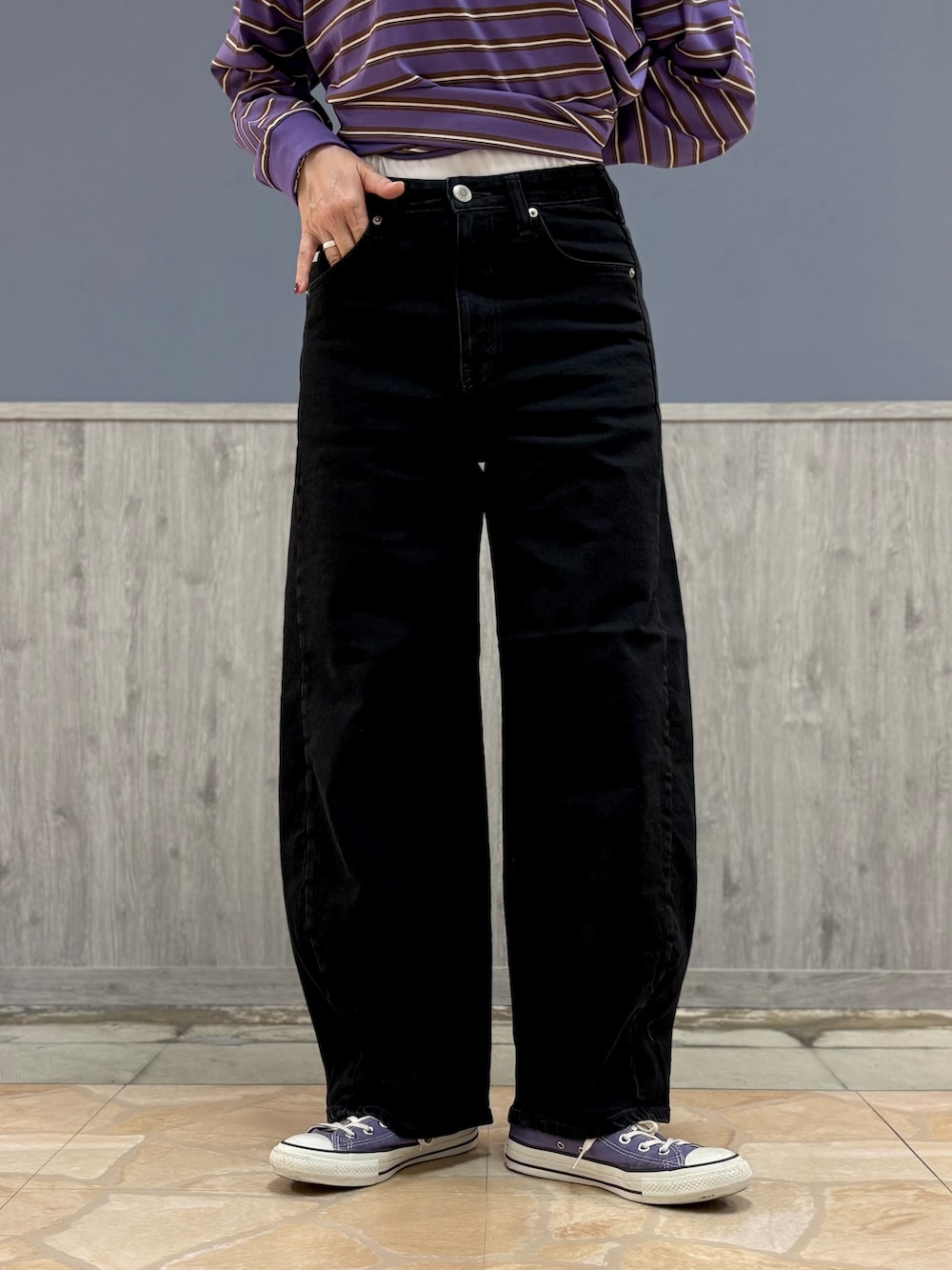 グレー系のシャツ/ブラウス、パープル系のTシャツ/カットソー、ブラック系のその他パンツを着用したレディースの秋コーディネートの9枚目の写真