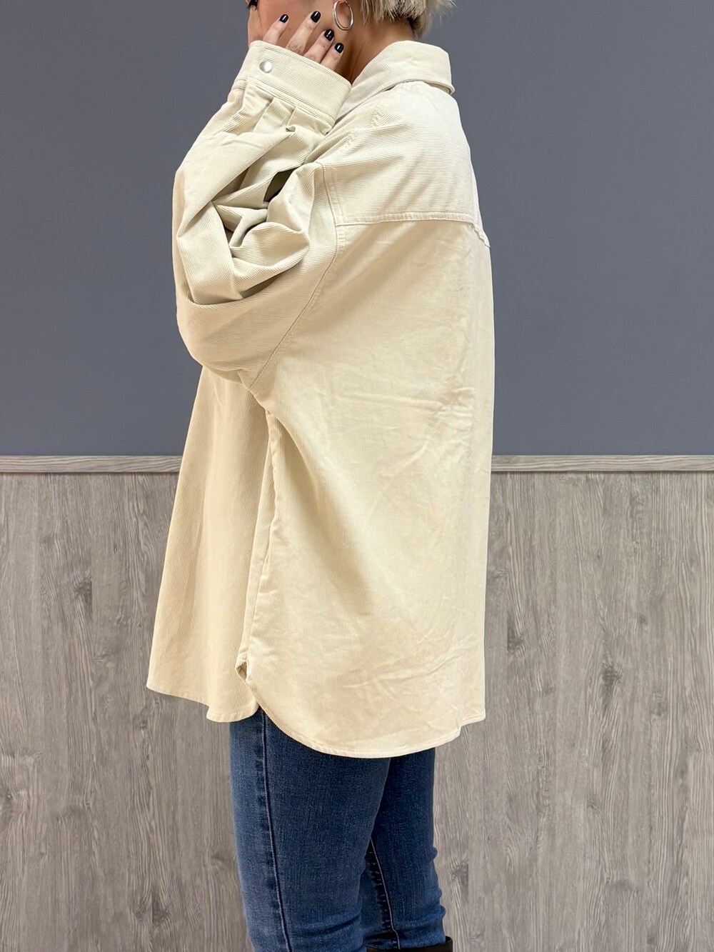 ホワイト系のシャツ/ブラウス、ブルー系のその他パンツ、ブラック系のTシャツ/カットソーを着用したレディースの秋コーディネートの5枚目の写真