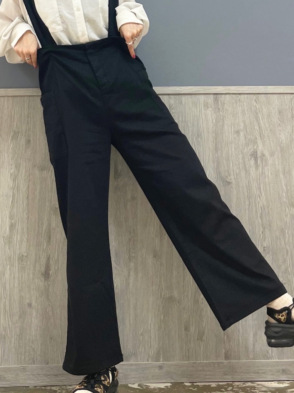 グレー系のシャツ/ブラウス、ブラック系のオールインワン・サロペット、ブラック系のショルダーバッグを着用したレディースの夏コーディネートの5枚目の写真