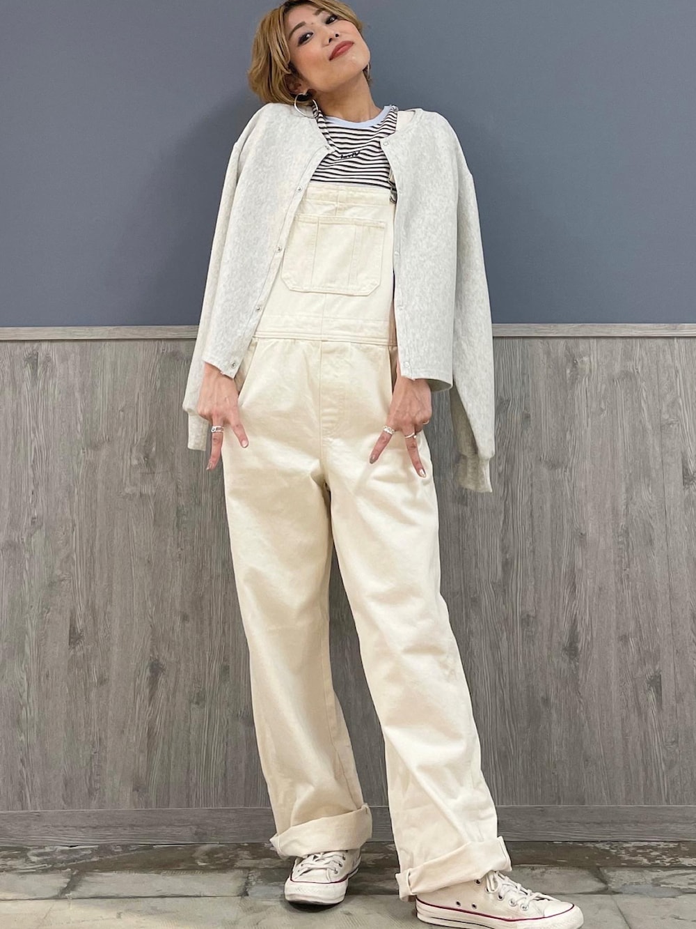 パープル系のTシャツ/カットソー、ホワイト系のサロペット/オーバーオール、ホワイト系のカーディガン/ボレロを着用したレディースの春コーディネートの5枚目の写真