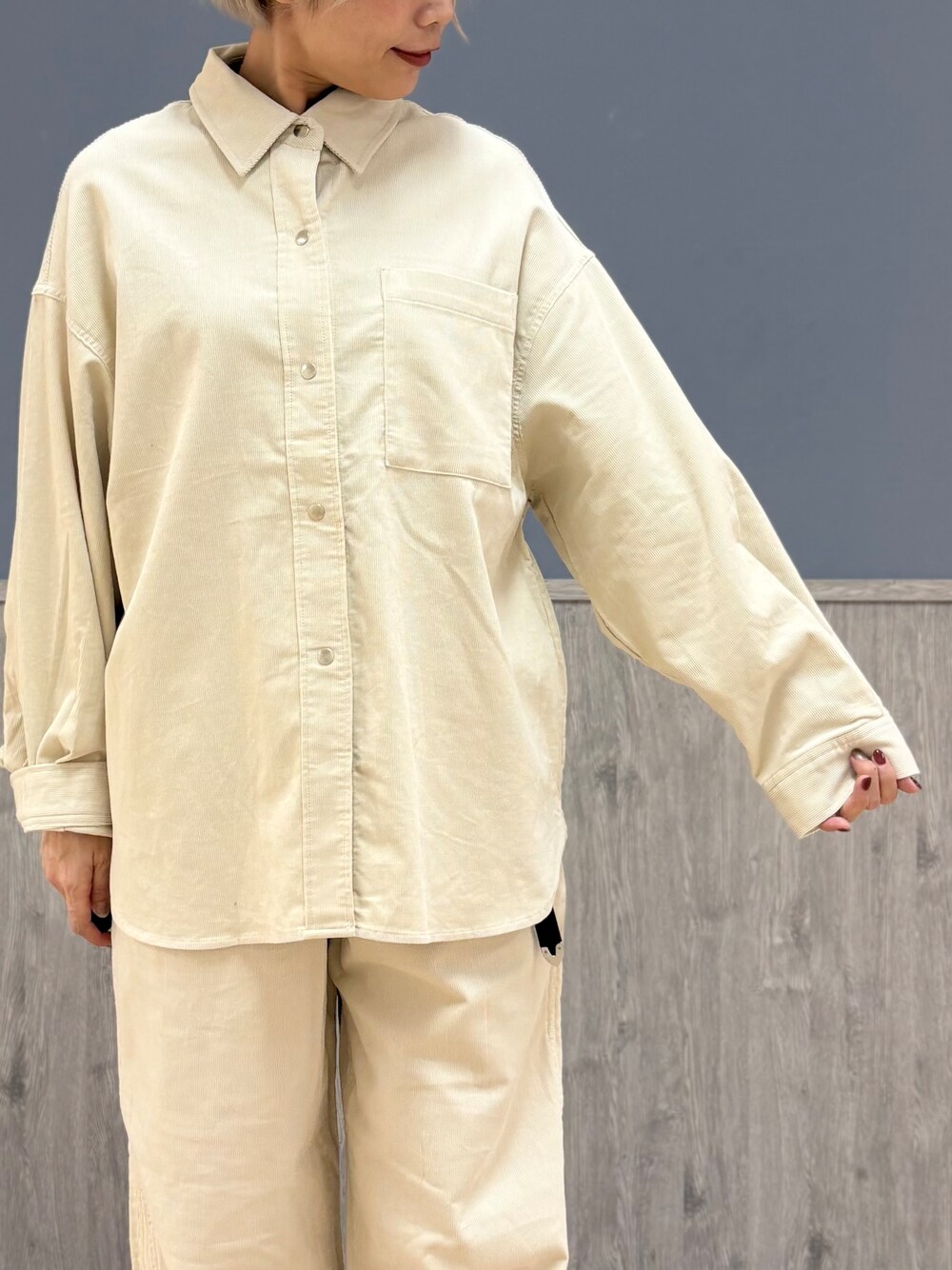 ホワイト系のシャツ/ブラウス、ホワイト系のその他パンツ、ブラウン系のタンクトップを着用したレディースの秋コーディネートの2枚目の写真