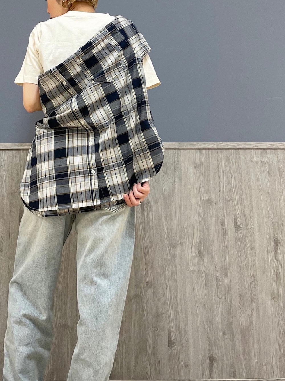 ブルー系のトートバッグ、ブルー系のデニムパンツ、ホワイト系のTシャツ/カットソーを着用したレディースの春コーディネートの3枚目の写真