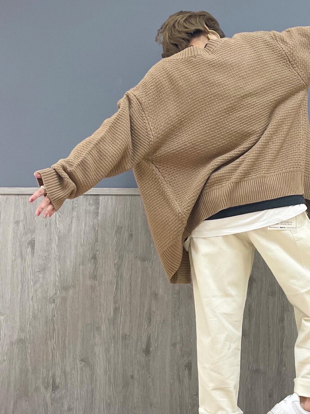 グレー系のTシャツ/カットソー、ベージュ系のカーディガン/ボレロ、ブラック系のショルダーバッグを着用したレディースの冬コーディネートの5枚目の写真