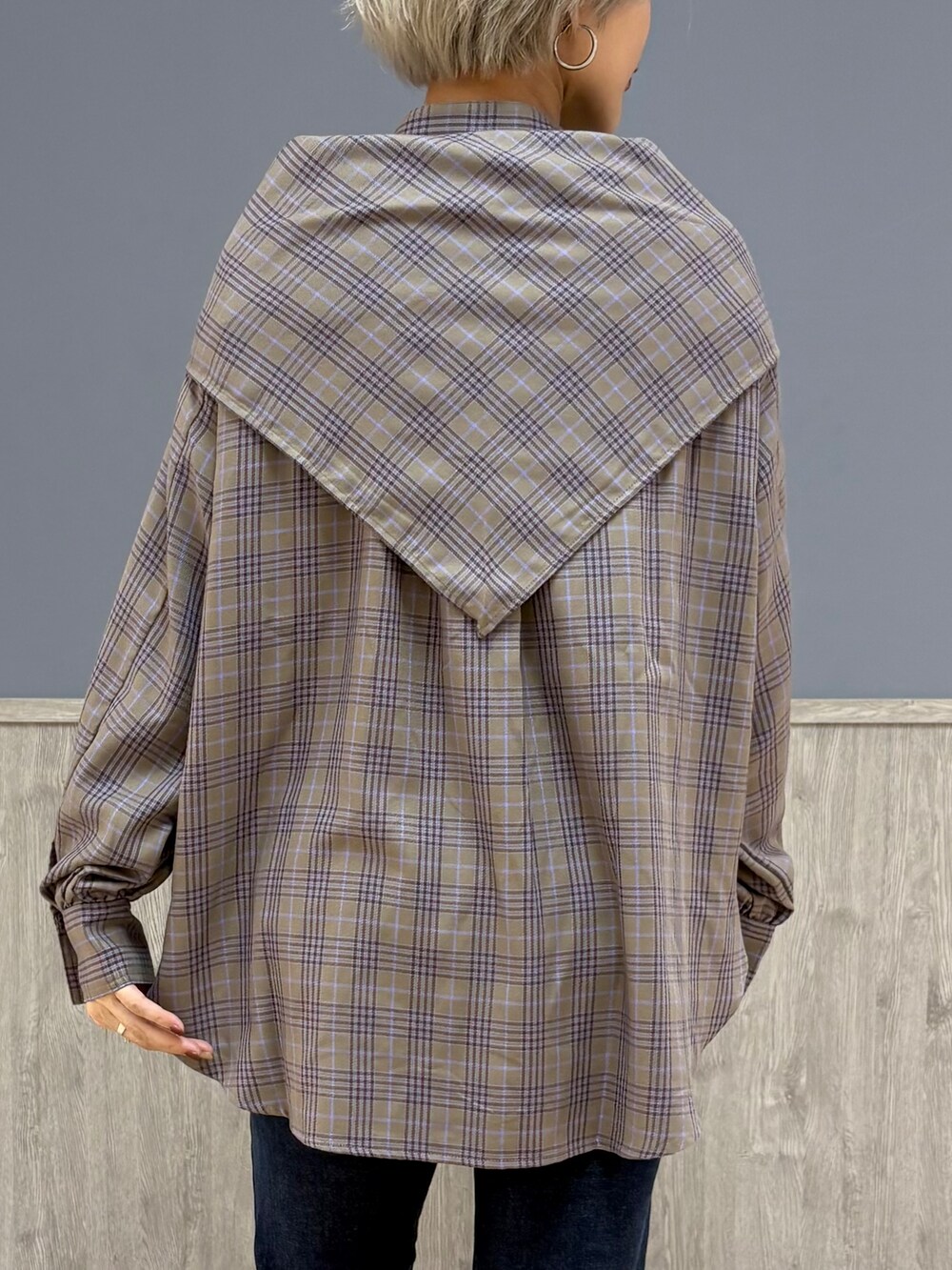 ブラウン系のシャツ/ブラウス、ブルー系のその他パンツ、ブラック系のショルダーバッグを着用したレディースの秋コーディネートの7枚目の写真