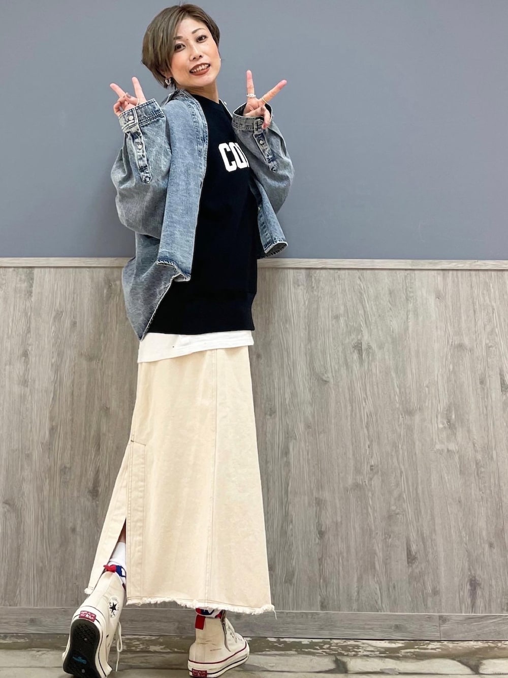 ホワイト系のスカート、ホワイト系のシューズ、シルバー系のショルダーバッグを着用したレディースの冬コーディネートの5枚目の写真