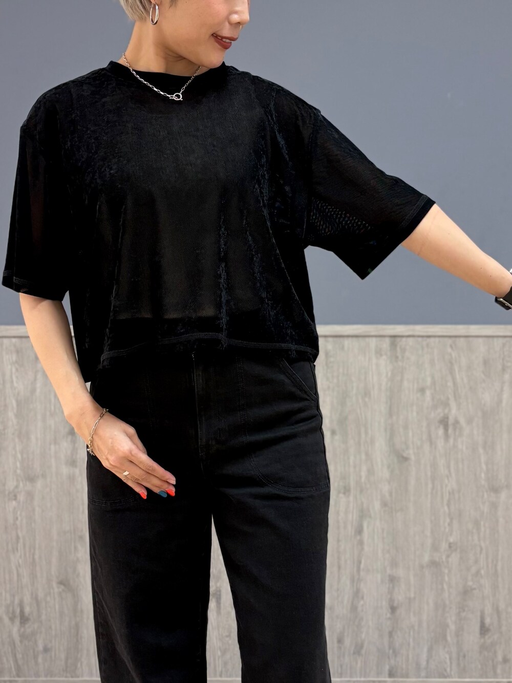 ブラック系のTシャツ/カットソー、ホワイト系のタンクトップ、ブラック系のデニムパンツを着用したレディースの秋コーディネートの2枚目の写真