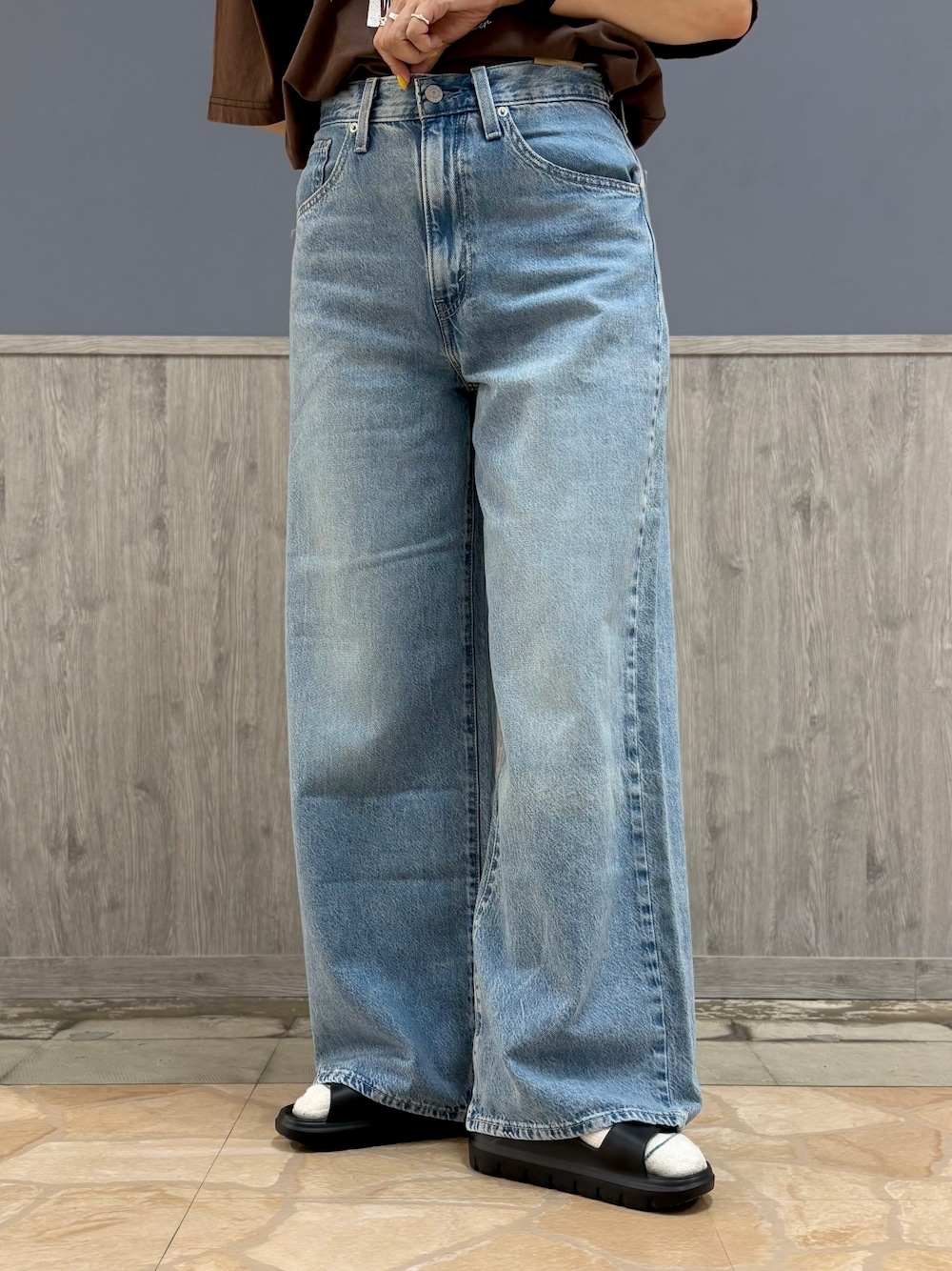 ベージュ系のシャツ/ブラウス、ブラウン系のTシャツ/カットソー、ブルー系のその他パンツを着用したレディースの夏コーディネートの6枚目の写真