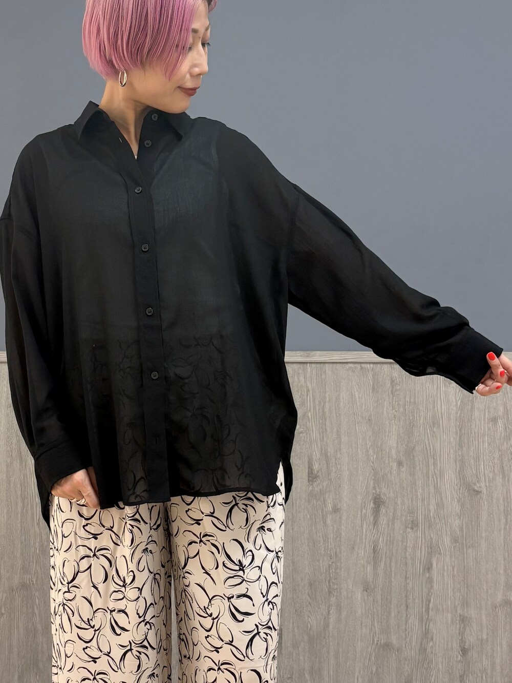 ブラック系のシャツ/ブラウス、ホワイト系のタンクトップ、その他のその他パンツを着用したレディースの夏コーディネートの2枚目の写真