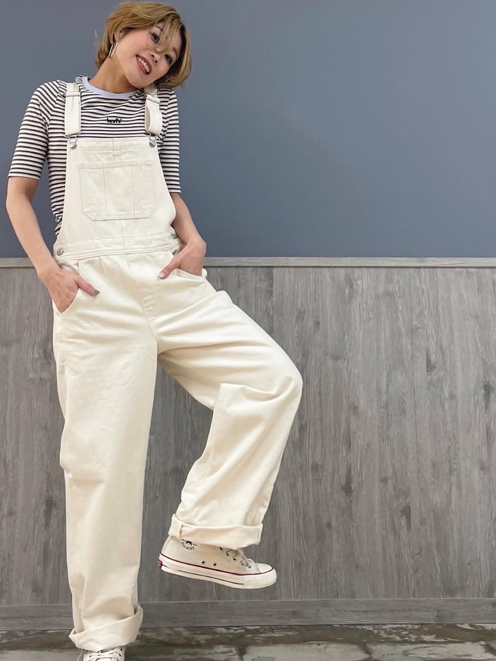 パープル系のTシャツ/カットソー、ホワイト系のサロペット/オーバーオール、ホワイト系のカーディガン/ボレロを着用したレディースの春コーディネートの3枚目の写真