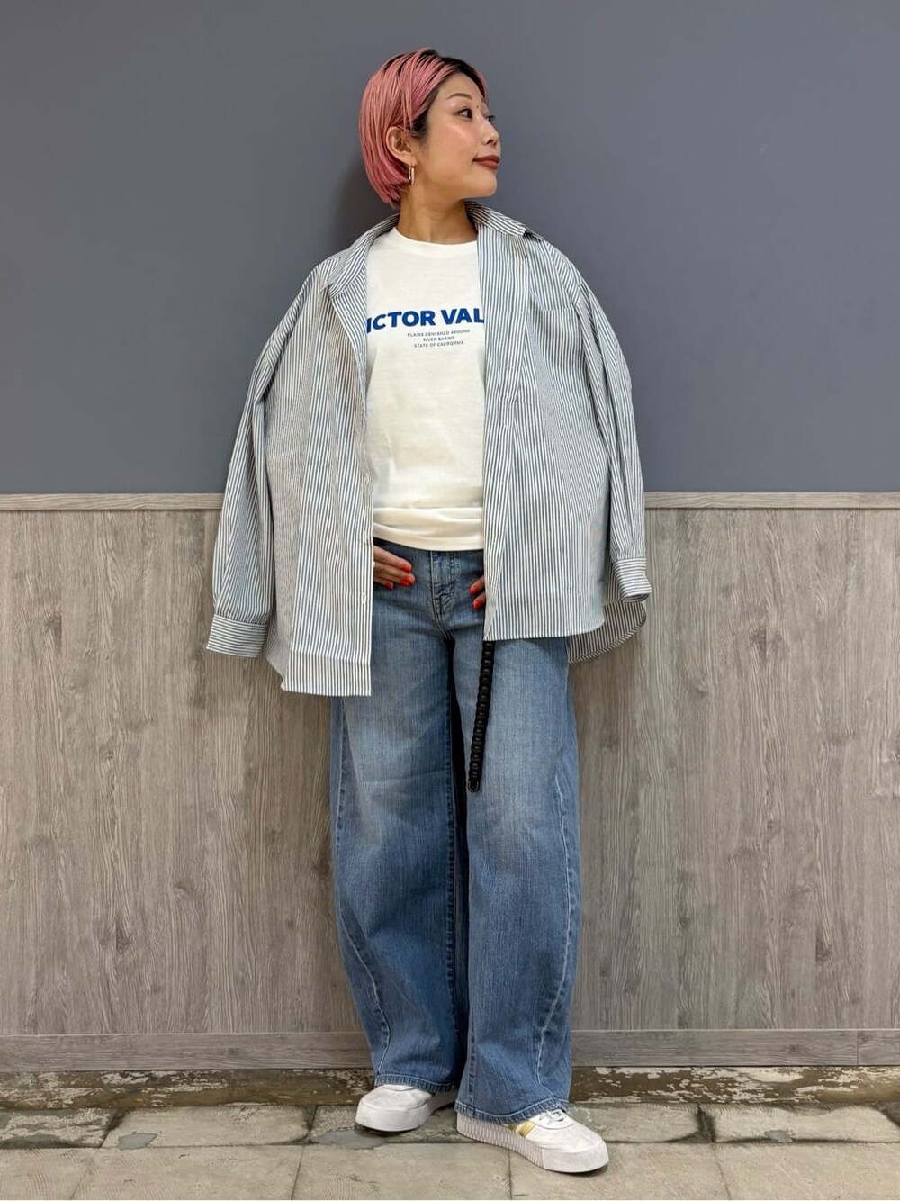 ホワイト系のシャツ/ブラウス、ホワイト系のTシャツ/カットソー、ブルー系のデニムパンツを着用したレディースの春コーディネートの5枚目の写真