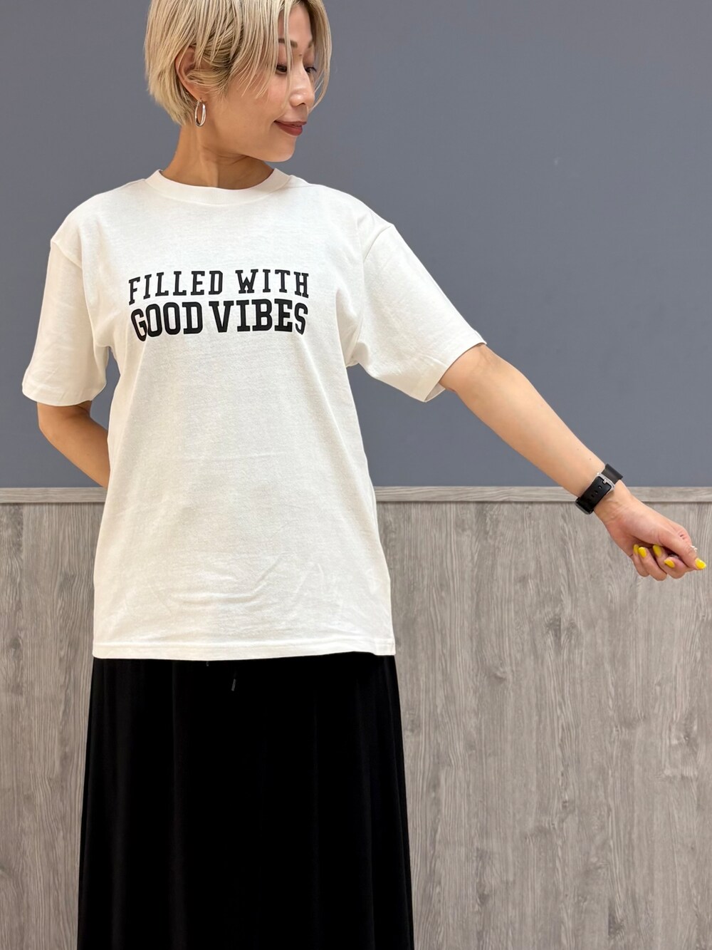 グレー系のテーラードジャケット、ホワイト系のTシャツ/カットソー、ブラック系のスカートを着用したレディースの夏コーディネートの4枚目の写真