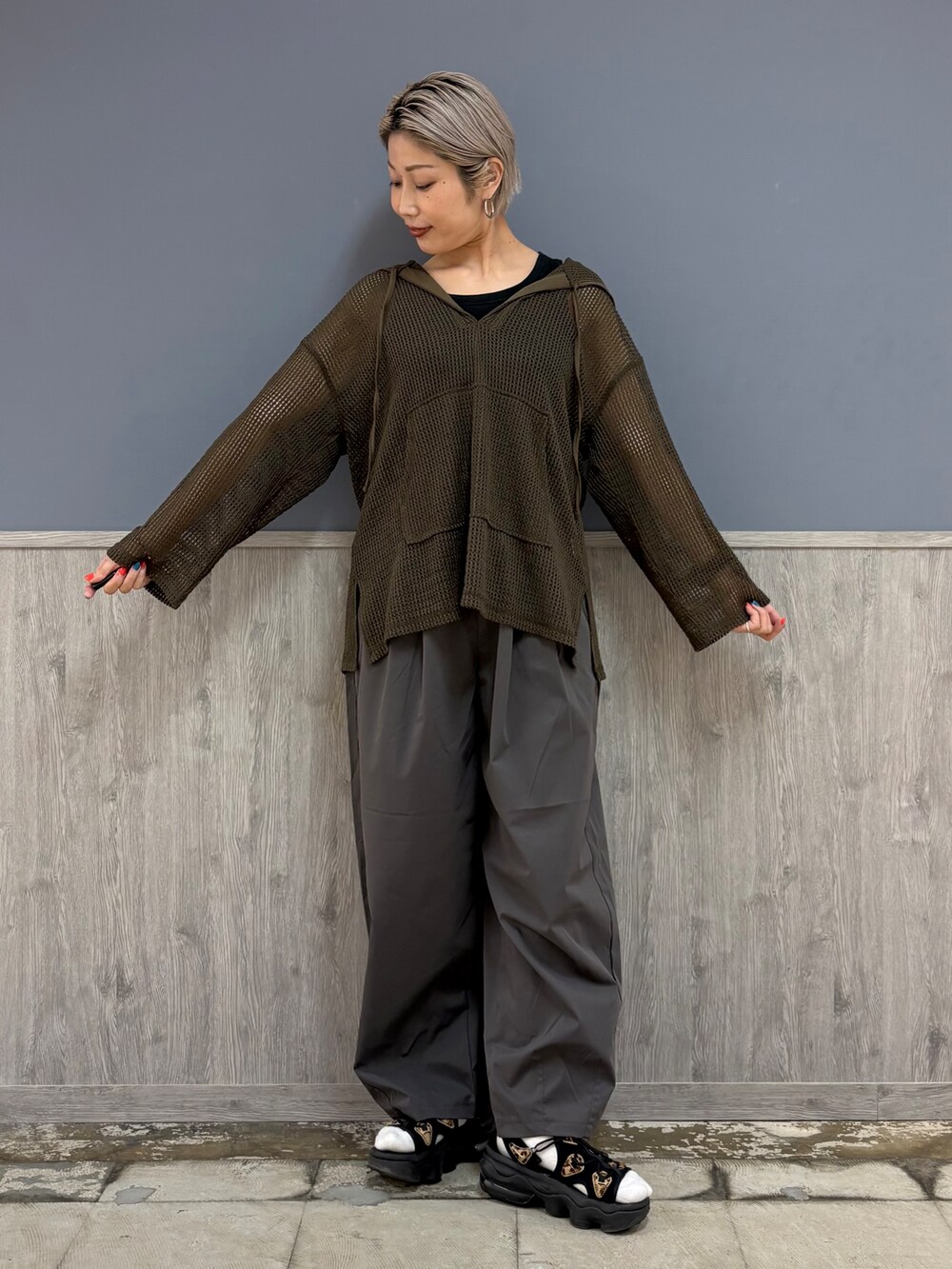ブラウン系のTシャツ/カットソー、ブラック系のタンクトップ、グレー系のその他パンツを着用したレディースの秋コーディネートの3枚目の写真