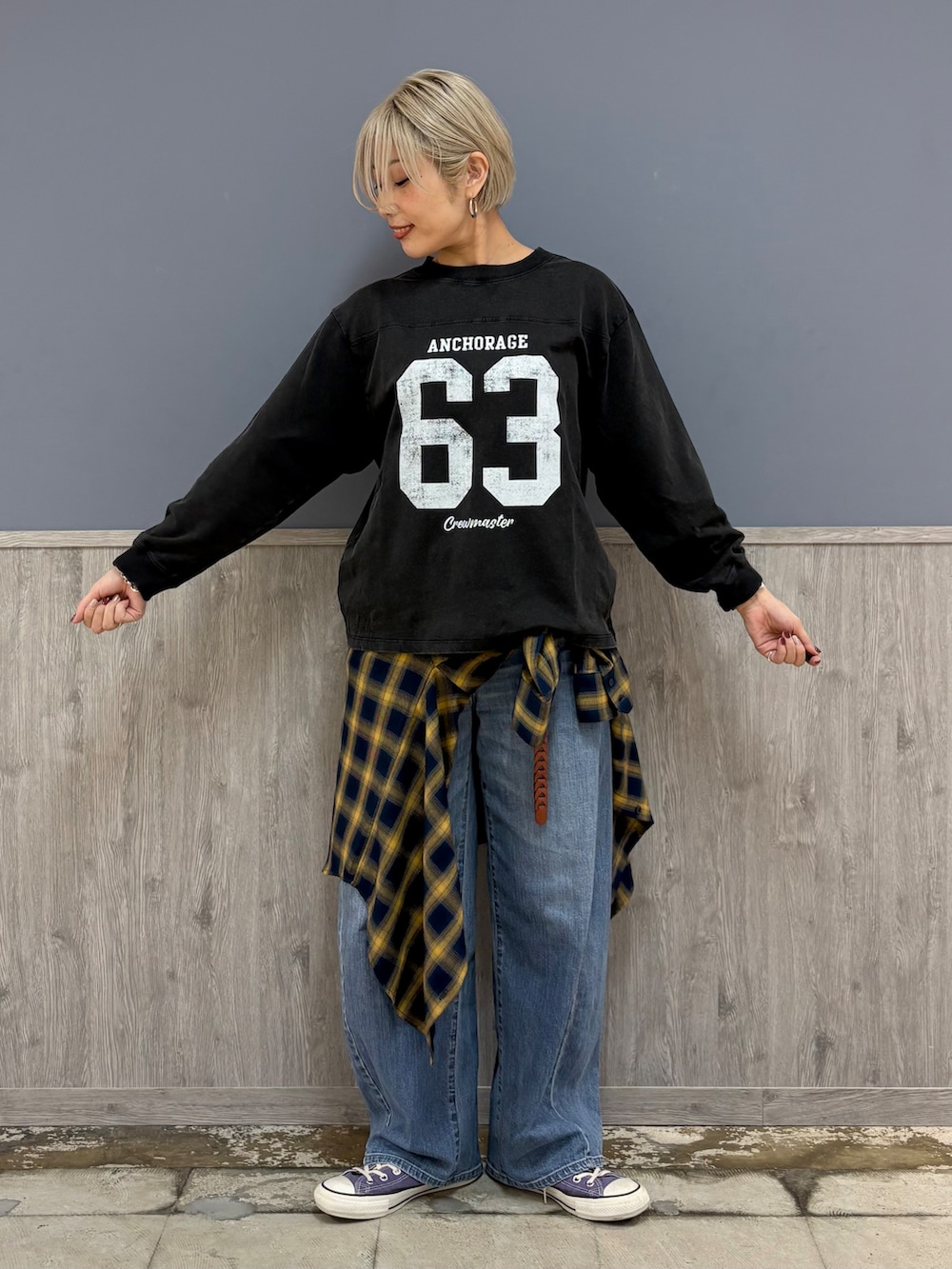 ブルー系のシャツ/ブラウス、グレー系のTシャツ/カットソー、ブルー系のデニムパンツを着用したレディースの秋コーディネートの4枚目の写真