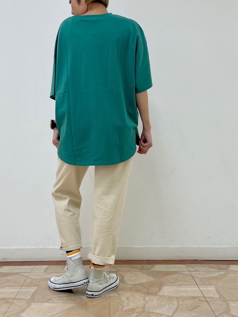 ホワイト系のデニムパンツ、グリーン系のTシャツ/カットソー、ベージュ系のトートバッグを着用したレディースの夏コーディネートの5枚目の写真