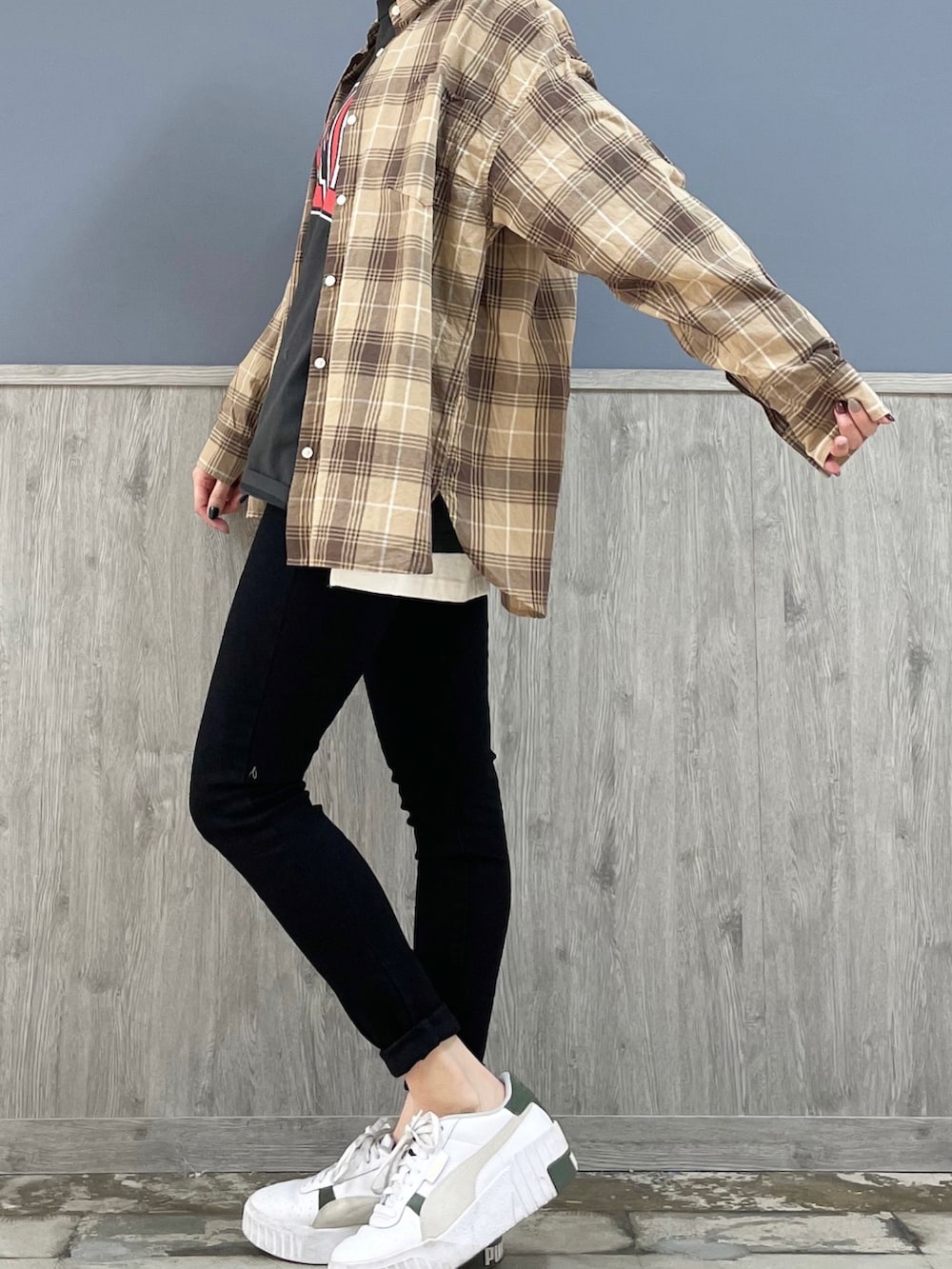 ブラック系のデニムパンツ、ベージュ系のマウンテンパーカー、ベージュ系のショルダーバッグを着用したレディースの冬コーディネートの5枚目の写真