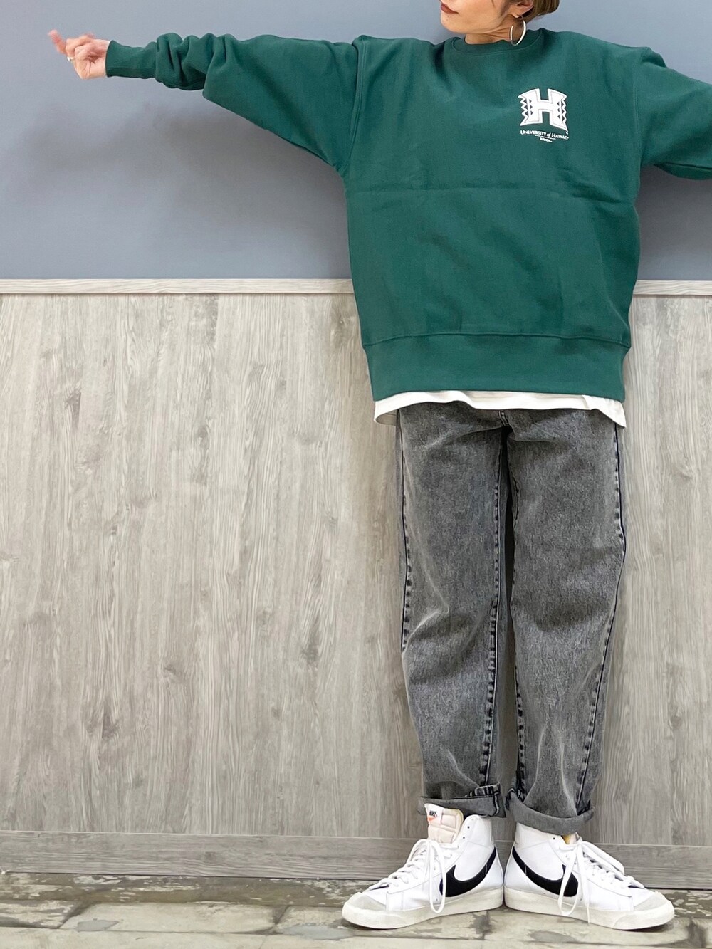 ブラック系のデニムパンツ、グリーン系のスウェット、ホワイト系のTシャツ/カットソーを着用したレディースの冬コーディネートの2枚目の写真