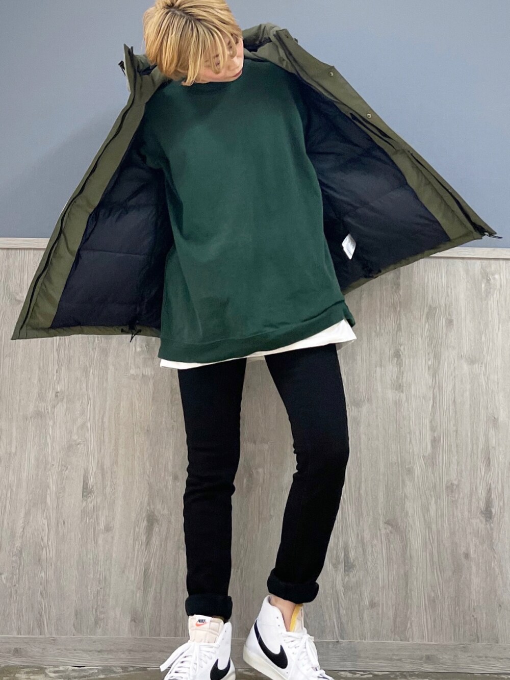 ブラック系のその他パンツ、グリーン系のTシャツ/カットソー、グリーン系のダウンジャケット/コートを着用したレディースの秋コーディネートの3枚目の写真