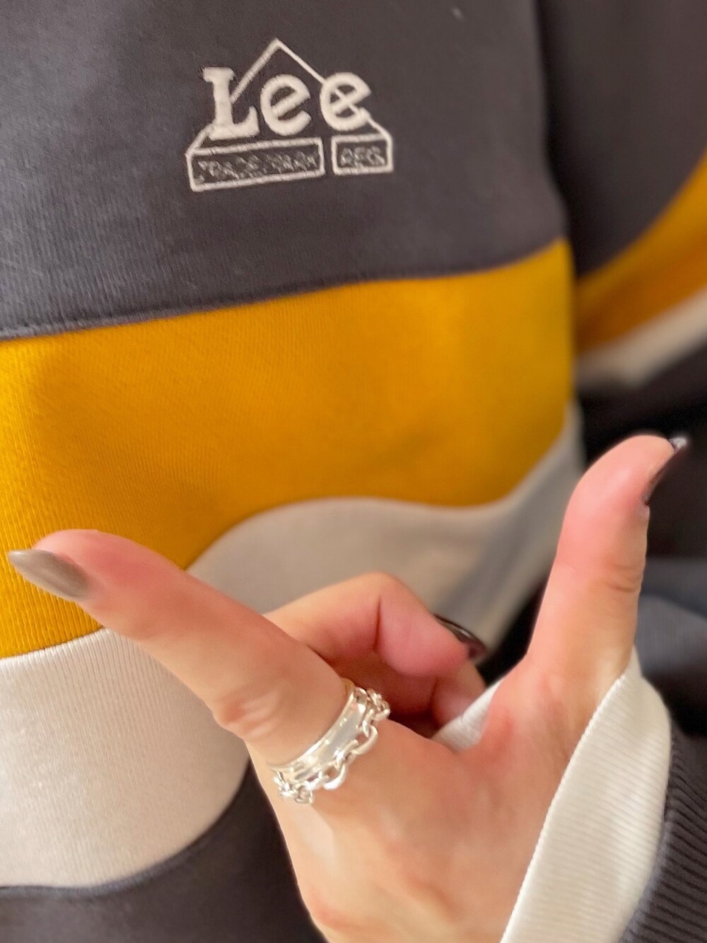 ブラック系のデニムパンツ、ベージュ系のトートバッグ、ブラック系のスニーカーを着用したレディースの冬コーディネートの5枚目の写真