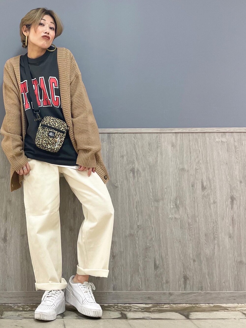 グレー系のTシャツ/カットソー、ベージュ系のカーディガン/ボレロ、ブラック系のショルダーバッグを着用したレディースの冬コーディネートの4枚目の写真