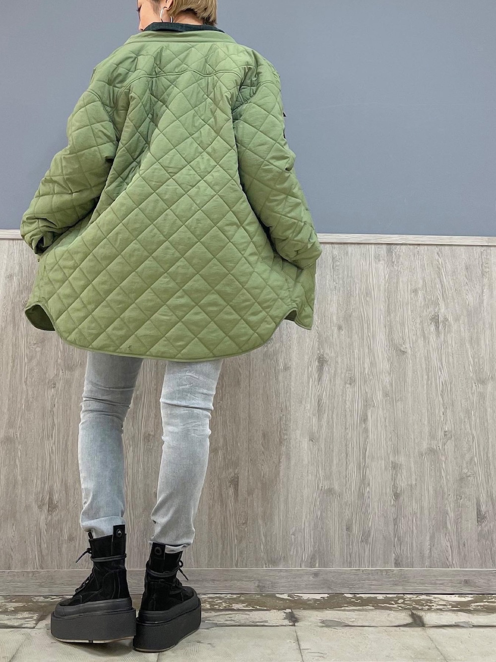 グレー系のショルダーバッグ、グレー系のデニムパンツ、ブルー系のTシャツ/カットソーを着用したレディースの冬コーディネートの5枚目の写真