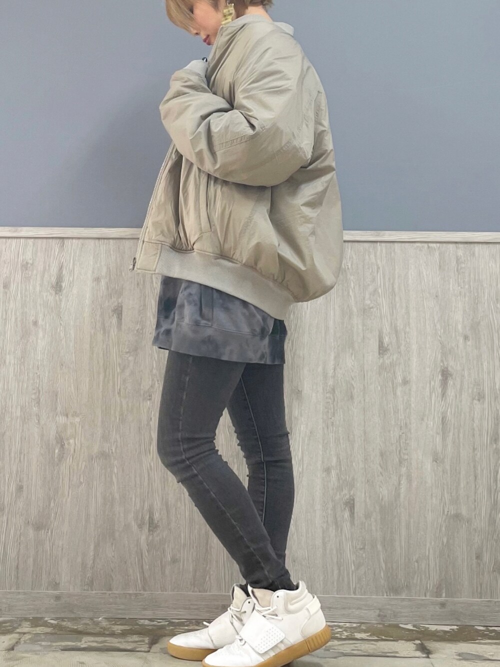 ブラック系のパンツ、ブラック系のスウェット、ベージュ系のMA-1を着用したレディースの秋コーディネートの5枚目の写真