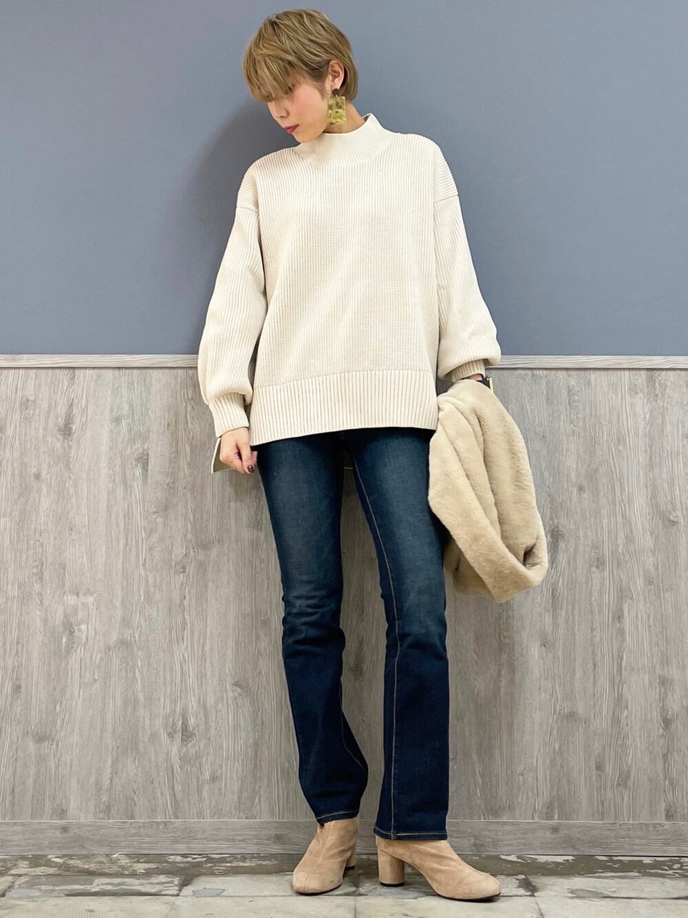 ホワイト系のニット/セーター、ブルー系のその他パンツを着用したレディースの秋コーディネートの4枚目の写真