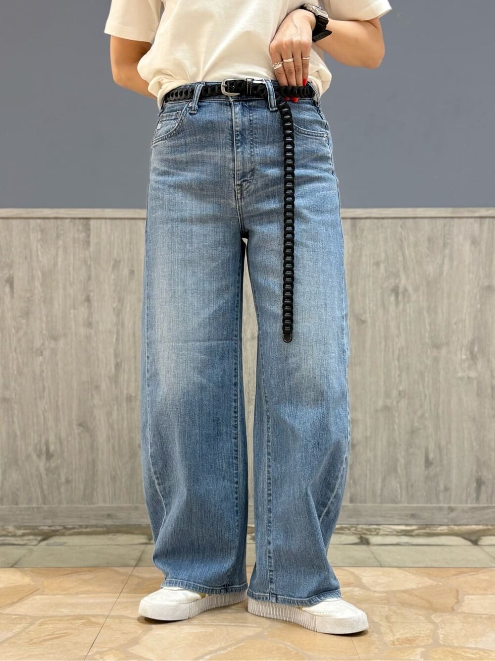 ホワイト系のシャツ/ブラウス、ホワイト系のTシャツ/カットソー、ブルー系のデニムパンツを着用したレディースの春コーディネートの9枚目の写真